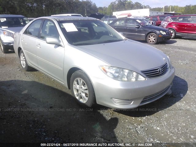 4T1BF30K05U620501 - 2005 TOYOTA CAMRY LE/XLE/SE ვერცხლისფერი ფოტო 1