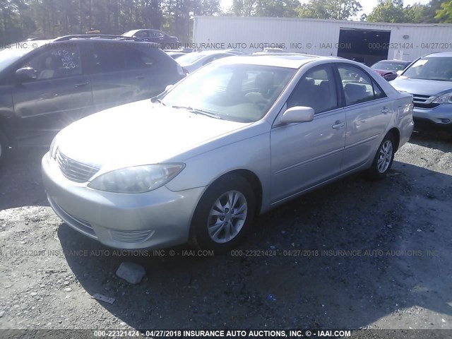 4T1BF30K05U620501 - 2005 TOYOTA CAMRY LE/XLE/SE ვერცხლისფერი ფოტო 2