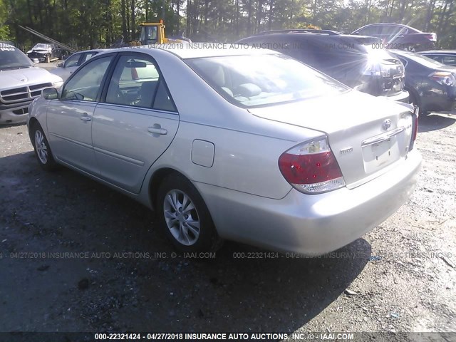 4T1BF30K05U620501 - 2005 TOYOTA CAMRY LE/XLE/SE ვერცხლისფერი ფოტო 3