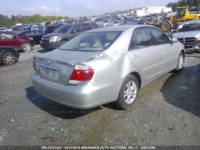 4T1BF30K05U620501 - 2005 TOYOTA CAMRY LE/XLE/SE ვერცხლისფერი ფოტო 4
