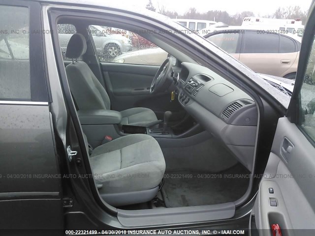 4T1BE32KX4U925731 - 2004 TOYOTA CAMRY LE/XLE/SE ნაცრისფერი ფოტო 5