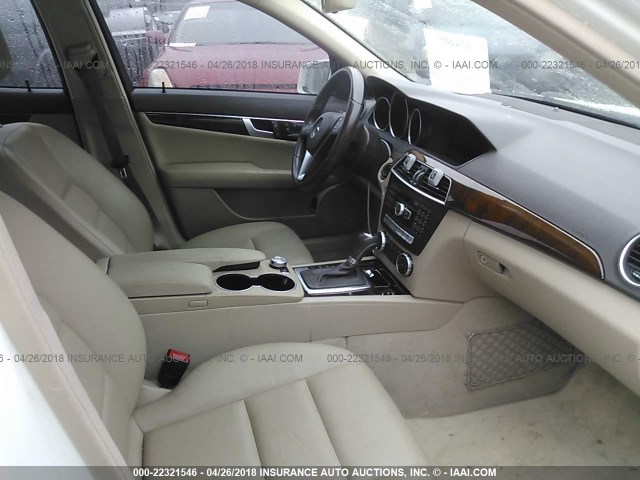 WDDGF5HB2CR194343 - 2012 MERCEDES-BENZ C 350 WHITE photo 5