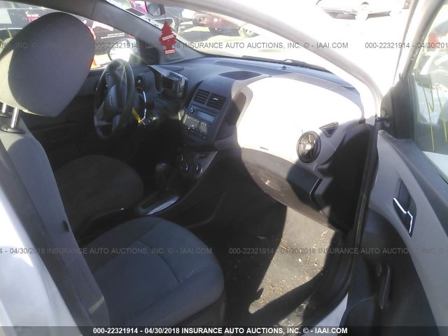 1G1JA6SH5C4140851 - 2012 CHEVROLET SONIC LS თეთრი ფოტო 5