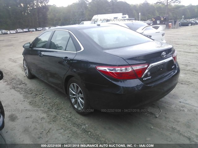 4T1BF1FK9HU748705 - 2017 TOYOTA CAMRY LE/XLE/SE/XSE Bleu photo 3