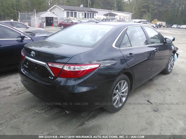 4T1BF1FK9HU748705 - 2017 TOYOTA CAMRY LE/XLE/SE/XSE Bleu photo 4