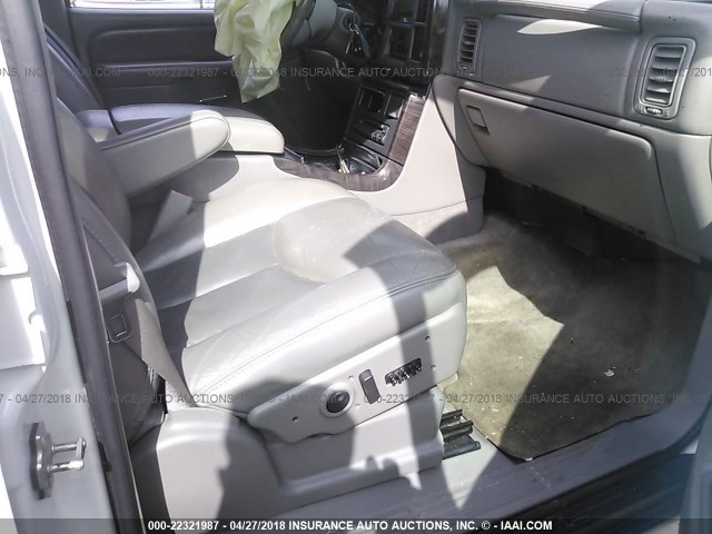 1GKEK63U16J133987 - 2006 GMC YUKON DENALI WHITE photo 5