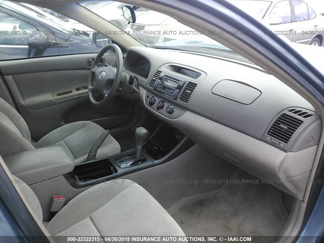 4T1BE32K62U548697 - 2002 TOYOTA CAMRY LE/XLE/SE ლურჯი ფოტო 5