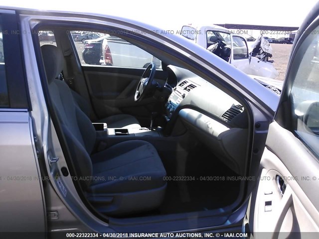 4T1BE46K29U820060 - 2009 TOYOTA CAMRY SE/LE/XLE SILVER photo 5