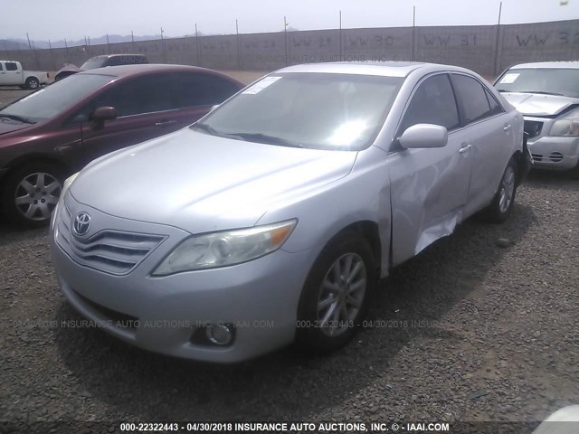4T1BK3EK1BU625982 - 2011 TOYOTA CAMRY SE/LE/XLE SILVER photo 2