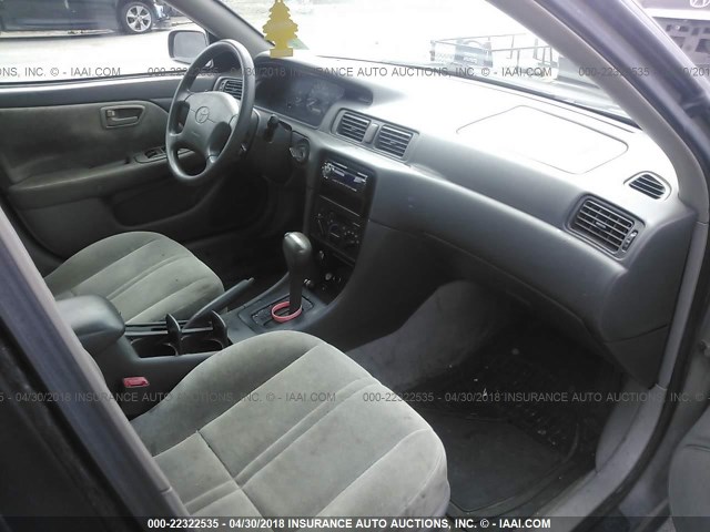 4T1BG22K9WU336418 - 1998 TOYOTA CAMRY CE/LE/XLE 灰色 照片 5