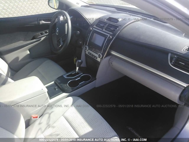 4T4BF1FK5CR179317 - 2012 TOYOTA CAMRY SE/LE/XLE ვერცხლისფერი ფოტო 5