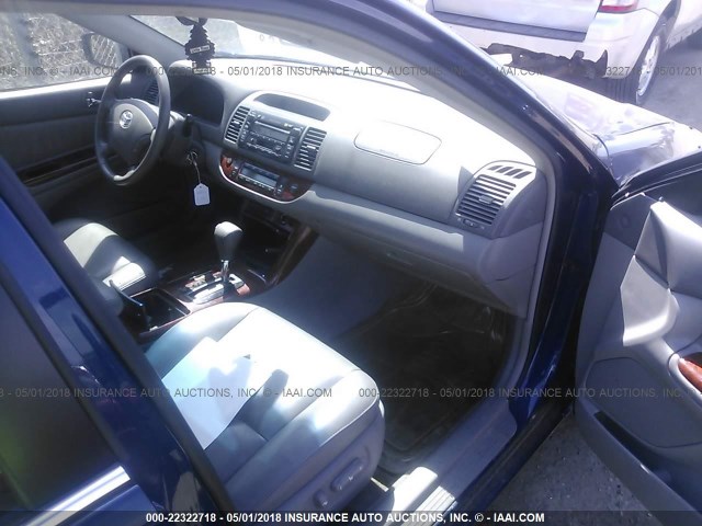 4T1BF30K45U084703 - 2005 TOYOTA CAMRY LE/XLE/SE BLUE photo 5
