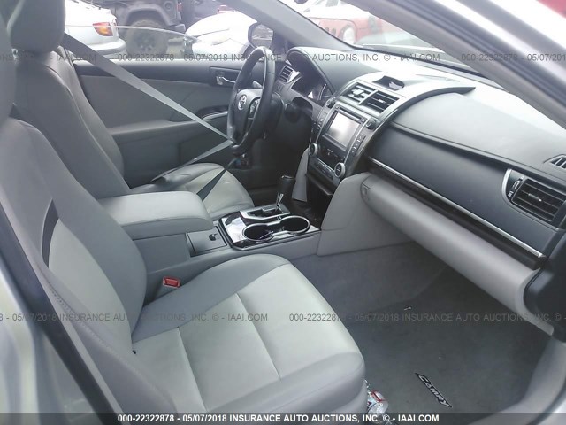 4T4BF1FK4CR244612 - 2012 TOYOTA CAMRY SE/LE/XLE SILVER photo 5
