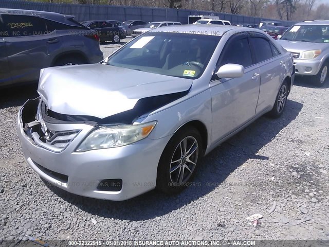 4T1BF3EK8AU016732 - 2010 TOYOTA CAMRY SE/LE/XLE SILVER photo 2