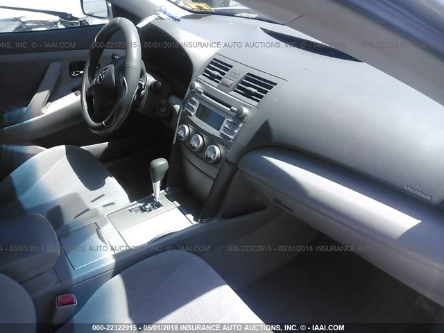 4T1BF3EK8AU016732 - 2010 TOYOTA CAMRY SE/LE/XLE SILVER photo 5