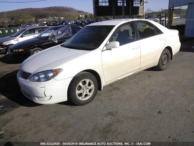 JTDBE32K763051903 - 2006 TOYOTA CAMRY LE/XLE WHITE photo 2