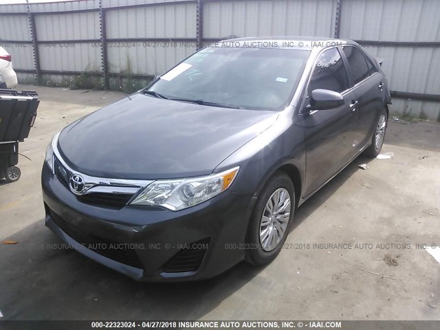 4T4BF1FK7ER382342 - 2014 TOYOTA CAMRY L/SE/LE/XLE GRAY photo 2