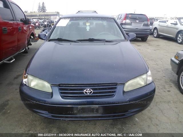 4T1BG22KXWU314802 - 1998 TOYOTA CAMRY CE/LE/XLE 蓝色 照片 6