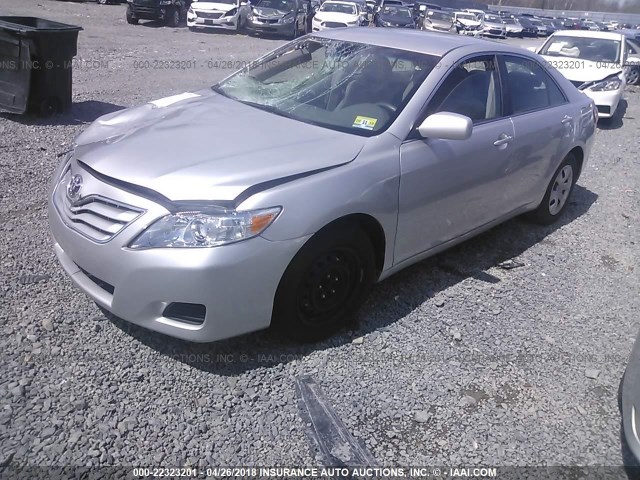 4T1BF3EKXBU745977 - 2011 TOYOTA CAMRY SE/LE/XLE SILVER photo 2