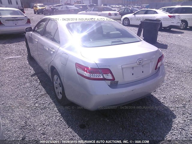 4T1BF3EKXBU745977 - 2011 TOYOTA CAMRY SE/LE/XLE SILVER photo 3