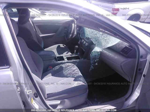 4T1BF3EKXBU745977 - 2011 TOYOTA CAMRY SE/LE/XLE SILVER photo 5