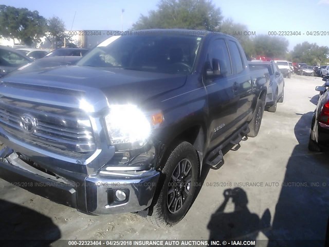 5TFRM5F14HX112456 - 2017 TOYOTA TUNDRA DOUBLE CAB SR/SR5 GRAY photo 2