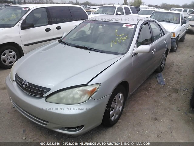 JTDBE32K820070424 - 2002 TOYOTA CAMRY LE/XLE/SE ვერცხლისფერი ფოტო 2