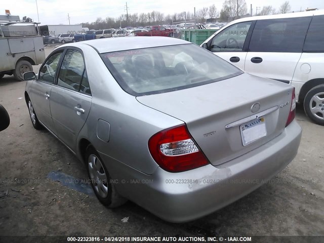 JTDBE32K820070424 - 2002 TOYOTA CAMRY LE/XLE/SE ვერცხლისფერი ფოტო 3