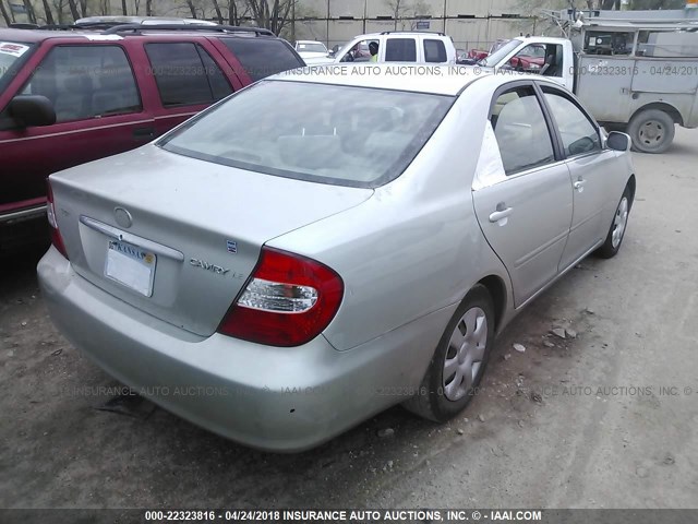 JTDBE32K820070424 - 2002 TOYOTA CAMRY LE/XLE/SE ვერცხლისფერი ფოტო 4
