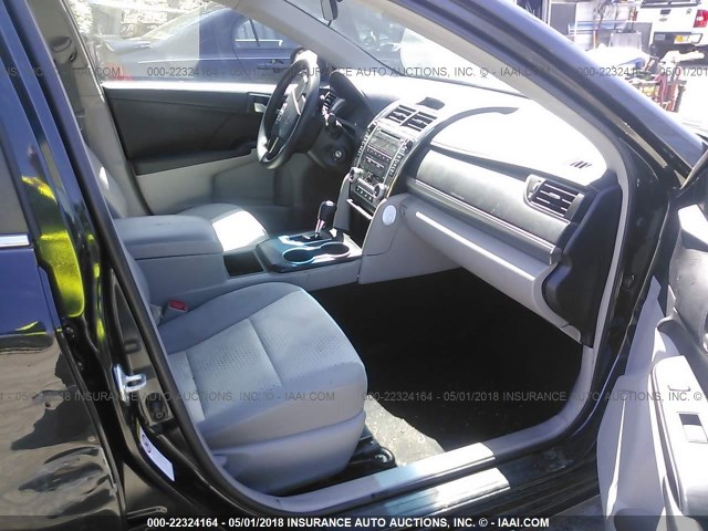 4T4BF1FK5CR174151 - 2012 TOYOTA CAMRY SE/LE/XLE 深蓝色 照片 5