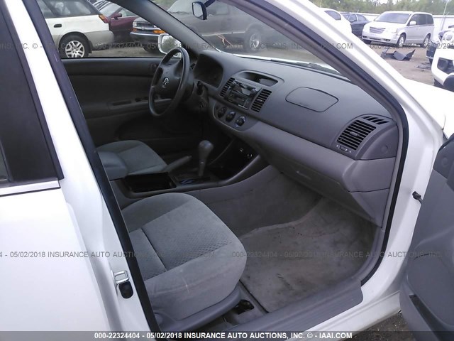 4T1BE32K02U115828 - 2002 TOYOTA CAMRY LE/XLE/SE თეთრი ფოტო 5