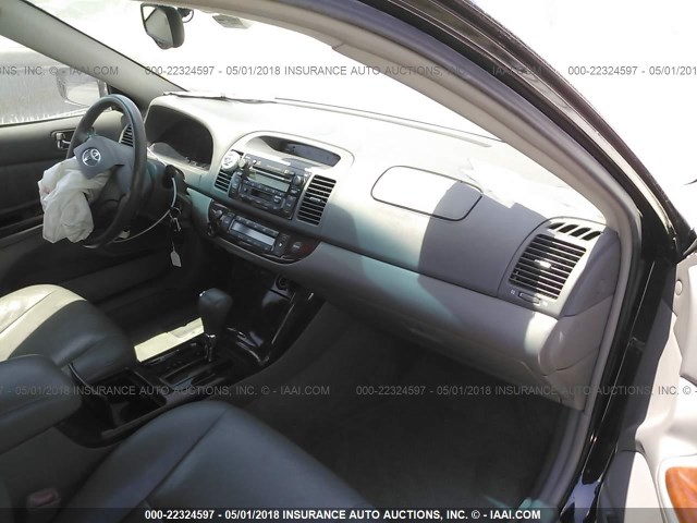 4T1BF30K25U091519 - 2005 TOYOTA CAMRY LE/XLE/SE BLACK photo 5