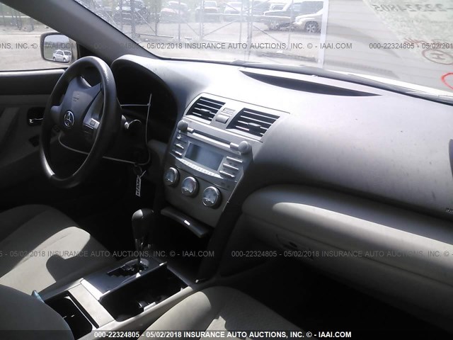 4T1BF3EK4BU686716 - 2011 TOYOTA CAMRY SE/LE/XLE 金色 照片 5