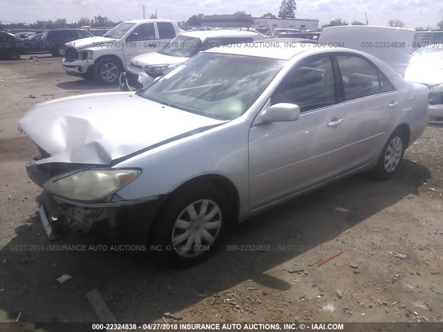 4T1BE32K95U526438 - 2005 TOYOTA CAMRY LE/XLE/SE SILVER photo 2