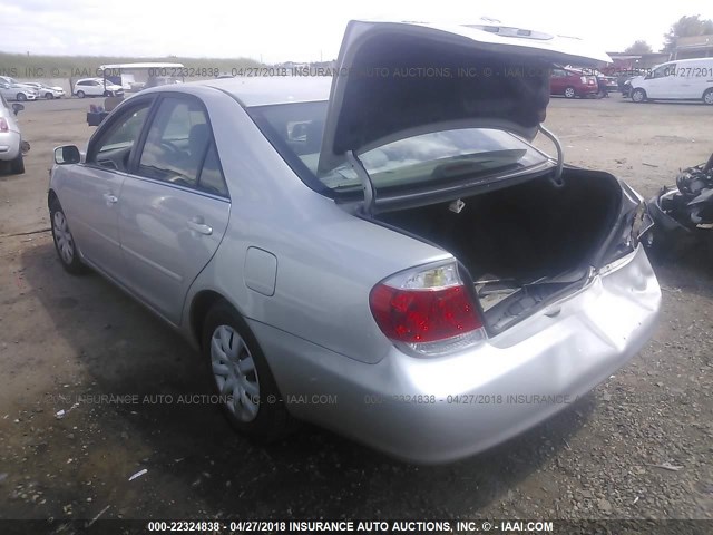 4T1BE32K95U526438 - 2005 TOYOTA CAMRY LE/XLE/SE 银色 照片 3