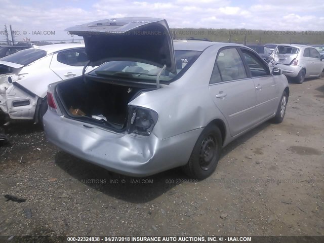 4T1BE32K95U526438 - 2005 TOYOTA CAMRY LE/XLE/SE SILVER photo 4