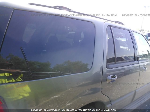 1FMRU15W34LB00172 - 2004 FORD EXPEDITION XLT ნაცრისფერი ფოტო 4