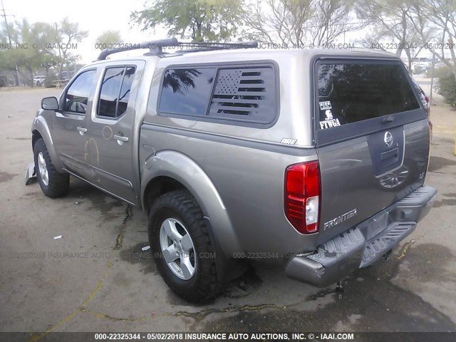 1N6AD07W35C426190 - 2005 NISSAN FRONTIER CREW CAB LE/SE/OFF ROAD GRAY photo 3