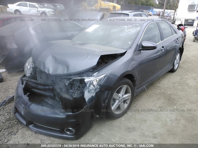 4T1BF1FK4EU468072 - 2014 TOYOTA CAMRY L/SE/LE/XLE GRAY photo 2