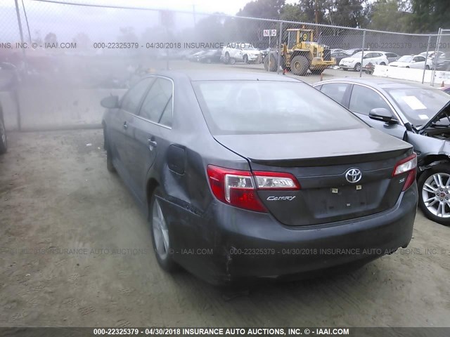 4T1BF1FK4EU468072 - 2014 TOYOTA CAMRY L/SE/LE/XLE GRAY photo 3