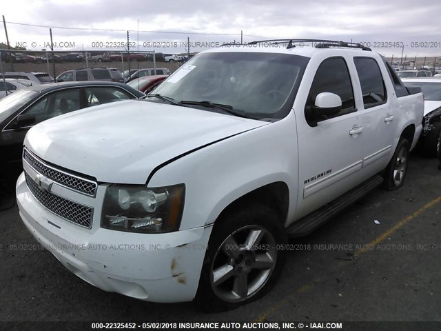 3GNTKFE33BG214256 - 2011 CHEVROLET AVALANCHE LT WHITE photo 2