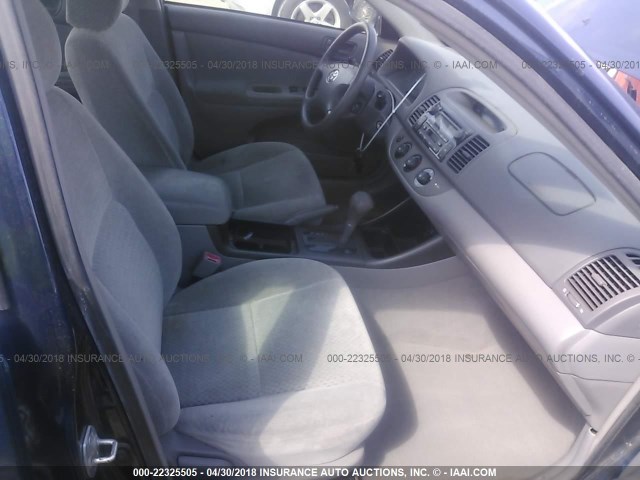 4T1BF32K72U523823 - 2002 TOYOTA CAMRY LE/XLE/SE ლურჯი ფოტო 5