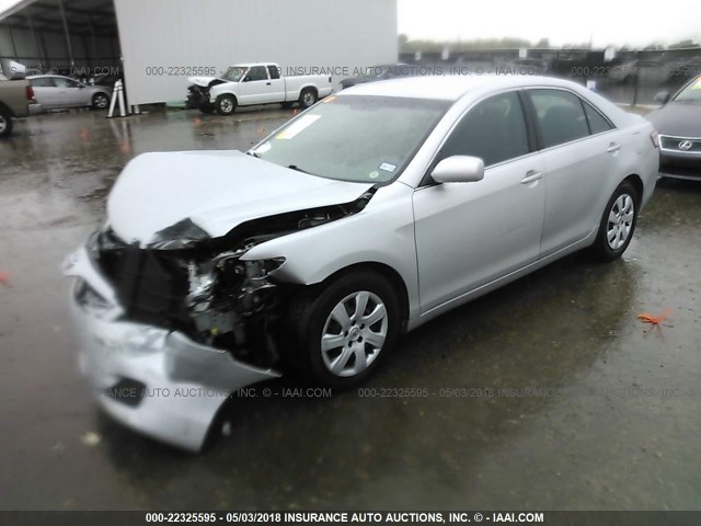 4T1BF3EK0AU560786 - 2010 TOYOTA CAMRY SE/LE/XLE ვერცხლისფერი ფოტო 2
