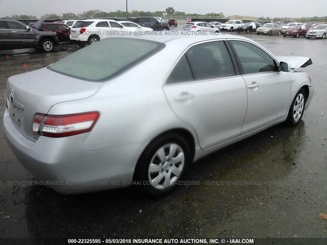 4T1BF3EK0AU560786 - 2010 TOYOTA CAMRY SE/LE/XLE ვერცხლისფერი ფოტო 4