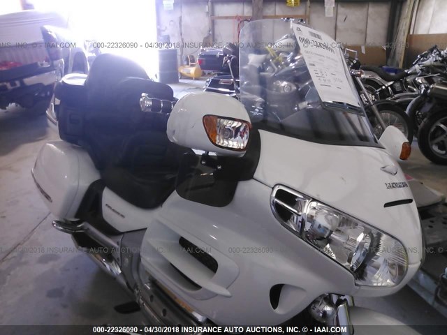 1HFSC47035A402163 - 2005 HONDA GL1800 WHITE photo 1