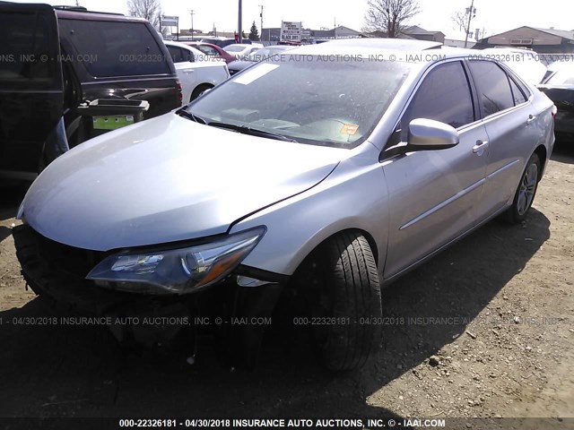 4T1BF1FK9HU354721 - 2017 TOYOTA CAMRY LE/XLE/SE/XSE Grau Foto 2