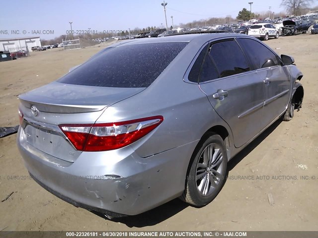 4T1BF1FK9HU354721 - 2017 TOYOTA CAMRY LE/XLE/SE/XSE Grau Foto 4