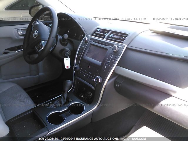 4T1BF1FK9HU354721 - 2017 TOYOTA CAMRY LE/XLE/SE/XSE Grau Foto 5