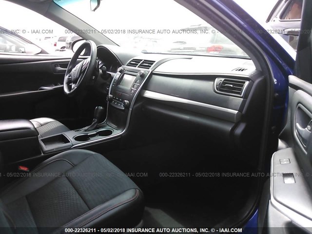 4T1BF1FK0FU948899 - 2015 TOYOTA CAMRY LE/XLE/SE/XSE ლურჯი ფოტო 5