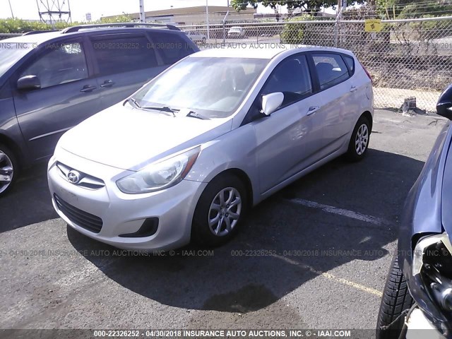 KMHCT5AE0CU031415 - 2012 HYUNDAI ACCENT GLS/GS SILVER photo 2